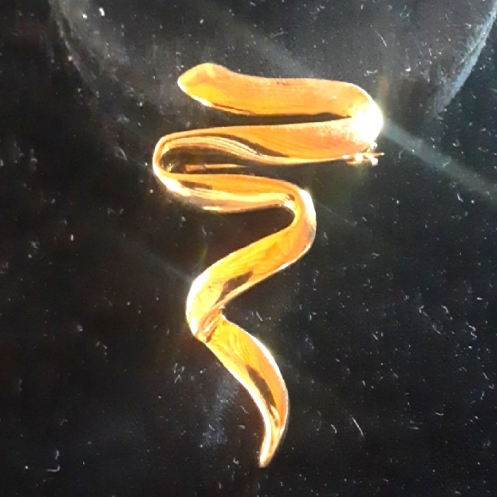 Stylish Gold Tone Ribbon Brooch